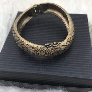 Lia Sophia Jewelry - Lia Sophia amazing bangle bracelet in excellent Lia Sophia Jewelry - Lia Sophia amazing bangle bracelet in excellent